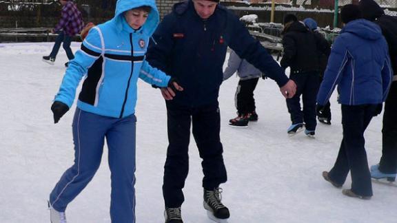 Ледовый каток появился в парке села Левокумского