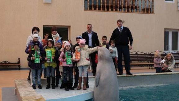 В кисловодском дельфинарии детям дарят световозвращатели