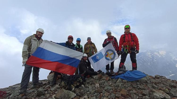 Ставропольские спасатели развернули российский триколор на вершине горы София