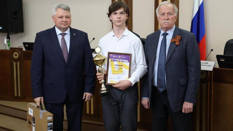 Победителей программы УМНИК наградили в Думе Ставрополья
