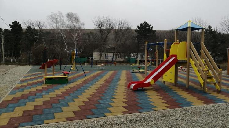 В ставропольском селе Красном обустроили детскую спортплощадку