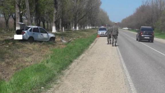 На Ставрополье неопытная автоледи врезалась в дерево, обгоняя КамАЗ