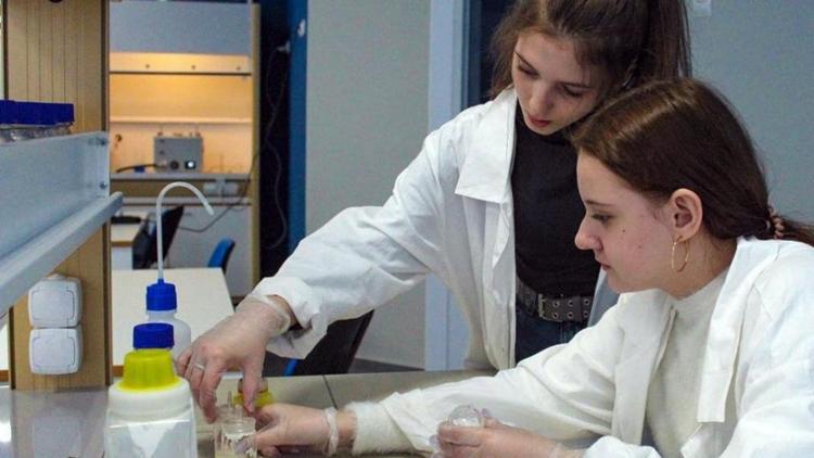 В Невинномысске школьницы создали антибактериальный крем для рук