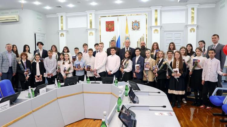 В Думе Ставрополья в День Конституции вручили паспорта юным жителям края