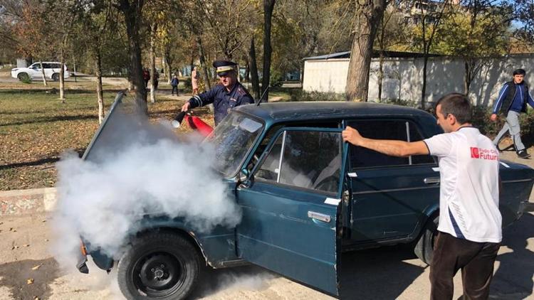 Полицейский потушил горящий автомобиль в Нефтекумском округе