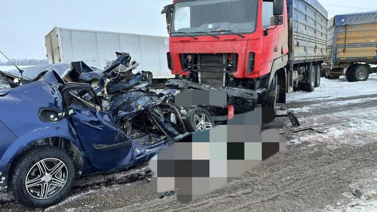 Пассажир легковушки погиб в ДТП с грузовиком в Грачёвском округе Ставрополья