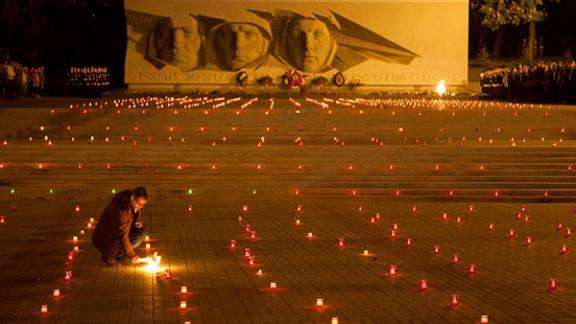 Огни памяти зажгли в Ставрополе в честь Великой Победы и выпускников 1941-го
