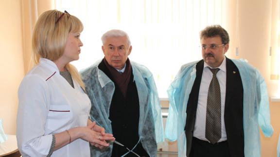 Краевые депутаты узнали, как живет сельская медицина в Кочубеевском районе