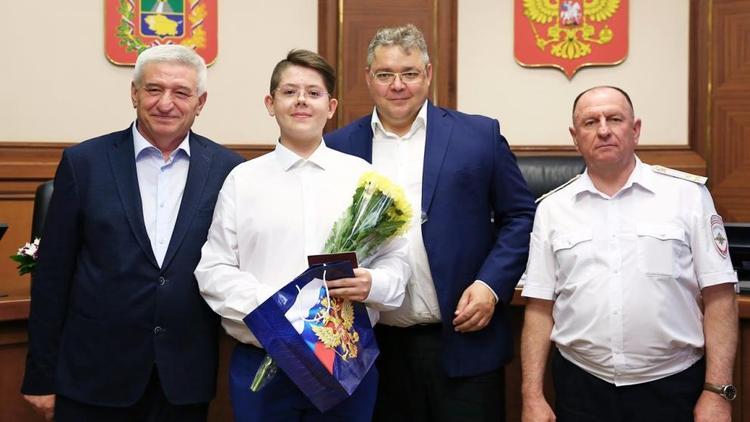 В День России губернатор и мэр Ставрополя вручили паспорта юным жителям края
