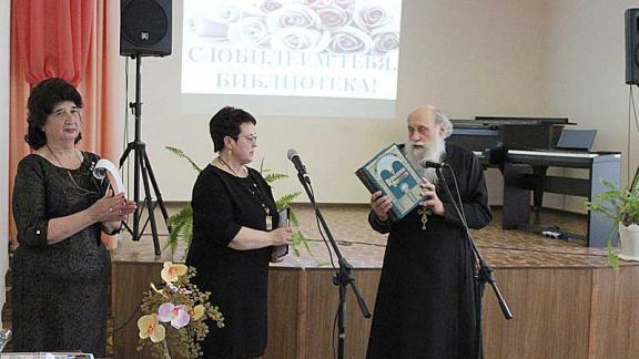 Священник подарил «Православную энциклопедию» библиотеке станицы Незлобной