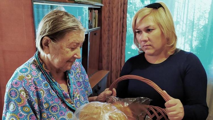 В Кочубеевском получателей социальных услуг поздравили со Всемирным днём хлеба