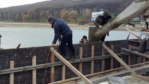 На Комсомольском озере в Ставрополе завершаются бетонные работы