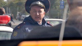 Сотрудники ГИБДД проверяют работу такси и маршуток в Ставрополе
