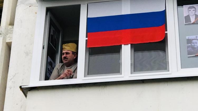 Более 500 жителей Железноводска спели фронтовые песни на балконах