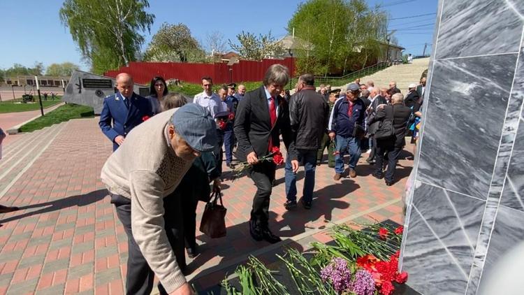 Жители Михайловска 26 апреля возложили цветы к мемориалу атомных катастроф