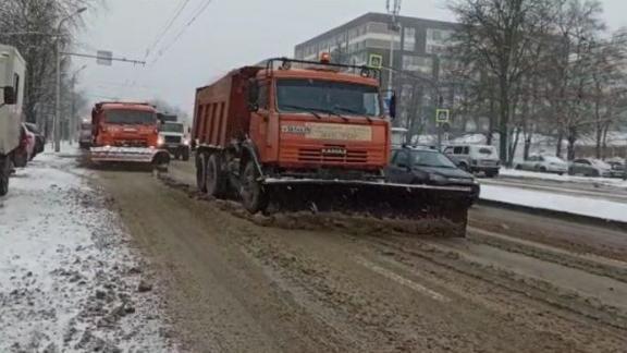 Почти 80 единиц спецтехники дежурят на дорогах Ставрополя в гололёд
