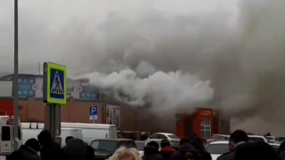 На Аргашоковском рынке Пятигорска сгорел ларёк с хозтоварами