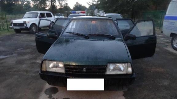 Выпавший из автомобиля пассажир погиб на Ставрополье