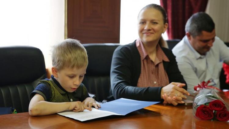 10 семей Ставрополя получили жилищные сертификаты