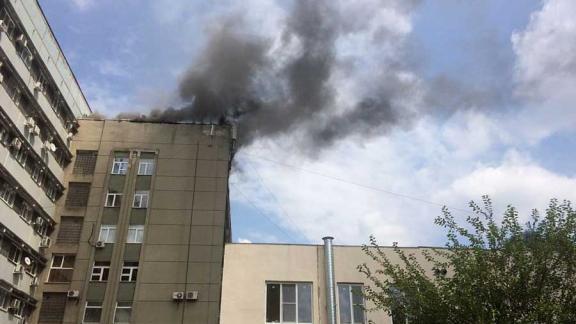В центре Ставрополя тушат пожар на крыше многоэтажки у Дома Водников