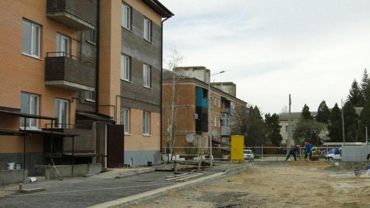 В Кировском округе завершается возведение дома для переселенцев из аварийного жилья
