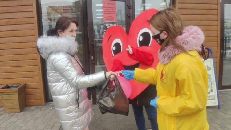 В Ипатово волонтёры раздавали прохожим «валентинки» в День влюблённых