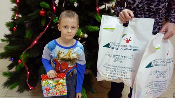 На Ставрополье помощники Деда Мороза в добромобиле развозят новогодние подарки для детей