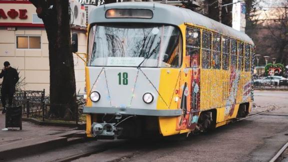 Новогодние трамваи вышли на маршруты в Пятигорске