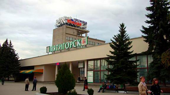 Прокуратура потребовала открыть для движения транспорта площадь перед железнодорожным вокзалом Пятигорска