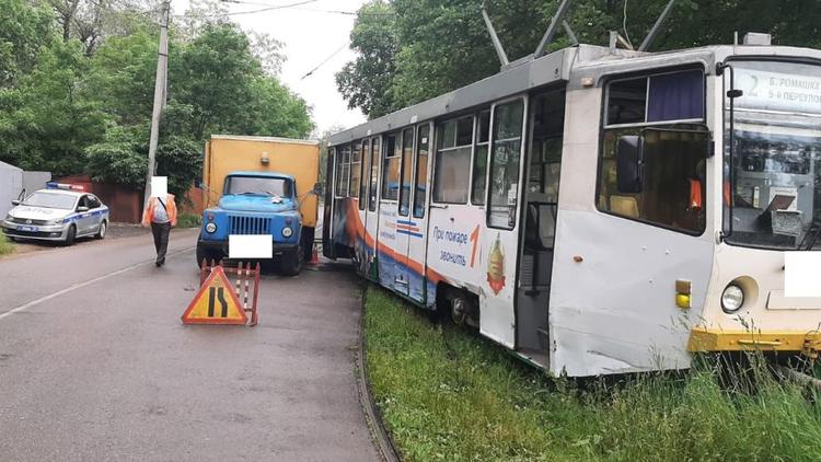 Трамвай сбил дорожного рабочего в Пятигорске