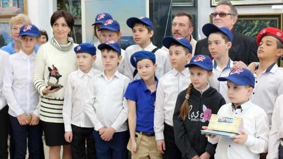 Воинский мемориал в Крымске посетили школьники из Кисловодска