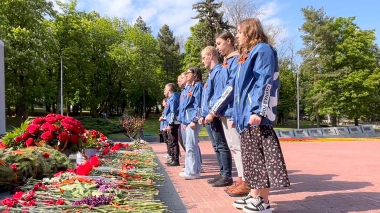 Активисты «Единой России» возложили цветы к Вечному огню