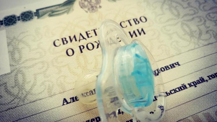 В России вводят новые условия оплаты больничного по уходу за ребёнком