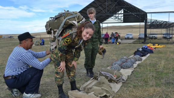 Ставропольские кадеты совершили прыжки с десантным парашютом