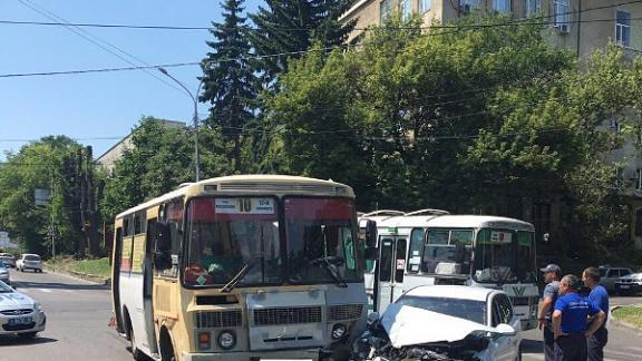 В Ставрополе в ДТП с пассажирским автобусом пострадали пенсионерка и беременная девушка
