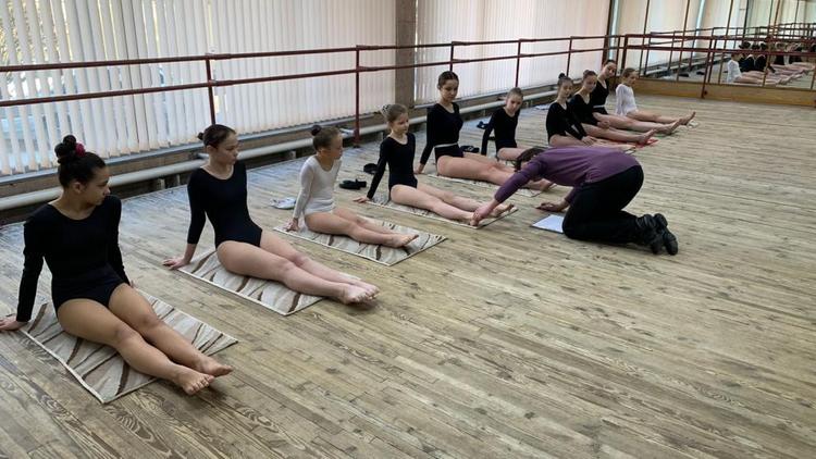 Преподаватель Академии танца Бориса Эйфмана побывал в детской хореографической школе Кисловодска