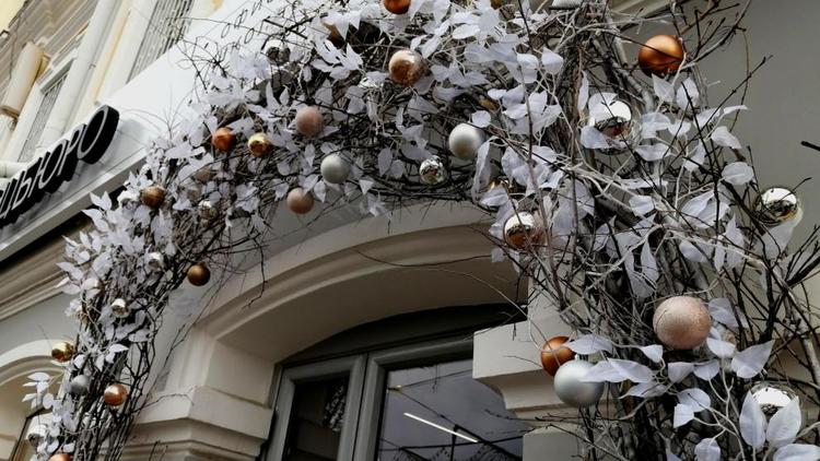 Ставропольские предприятия украшают витрины к новогодним праздникам