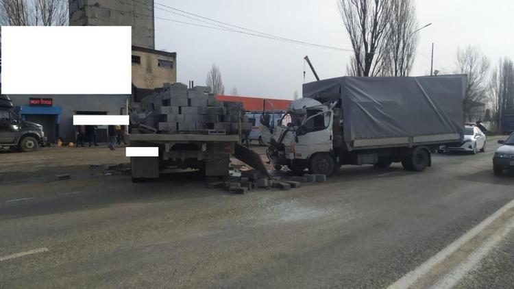 На въезде в Ставрополь столкнулись два грузовика