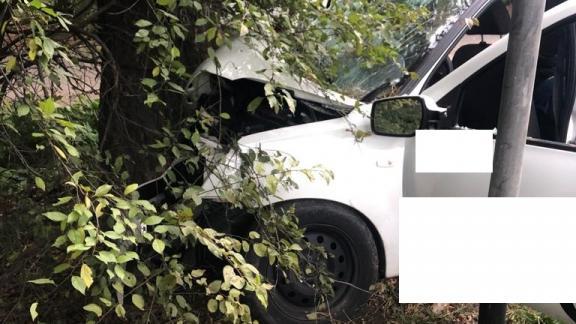 Иномарка врезалась в дерево на трассе около Ставрополя: один человек погиб, двое получили травмы