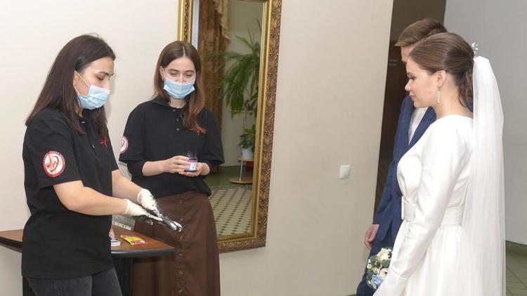 В ЗАГСах Ставрополя посетителей встречают студенты медицинского вуза