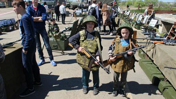 В Невинномысске увидели выставку «Слава русского оружия»