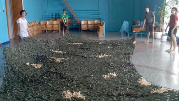 Жители Апанасенковского округа Ставрополья плетут для бойцов СВО маскировочные сети