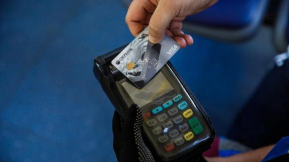 Сбербанк представил бесконтактную систему оплаты проезда в троллейбусах Махачкалы