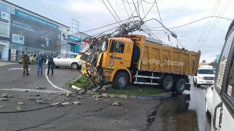 Столб с «корнями» обрушился на грузовик в Ставрополе
