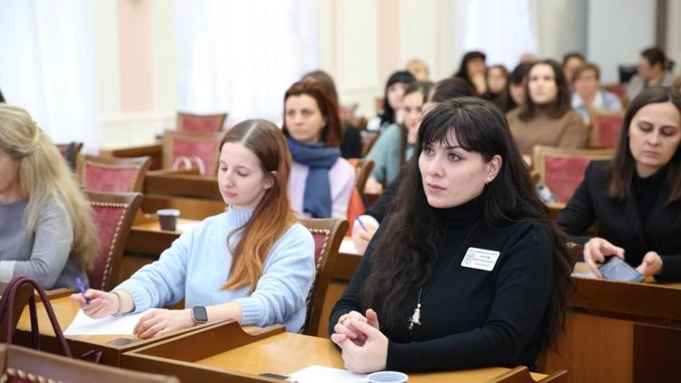 Ставропольских педагогов учили корректировать зависимое поведение учащихся