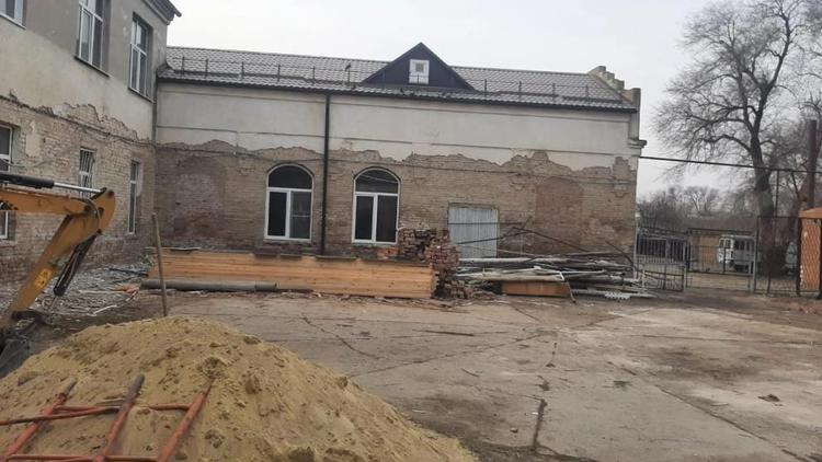 На Ставрополье партдесант «Единой России» проинспектировал ремонт социально-культурного центра