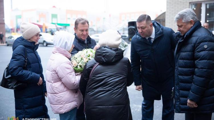 Мэр Ставрополя вручил ключи от квартир выпускникам детдомов, участвующих в СВО