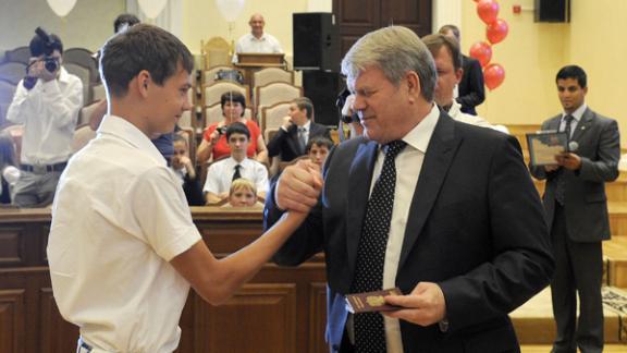 В День флага Российской Федерации юные ставропольцы получили паспорта из рук губернатора