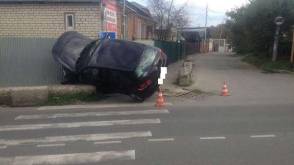Водитель «Фольксвагена» в Ставрополе врезался в забор, пострадала хозяйка дома