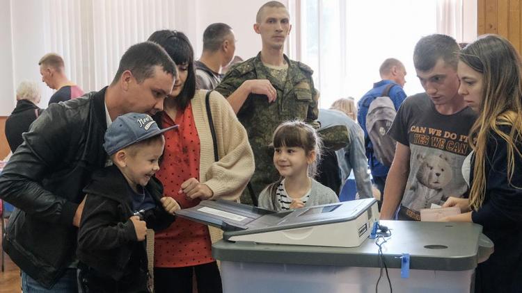 Депутат Госдумы Алексей Лавриненко проголосовал в селе Дивном на Ставрополье